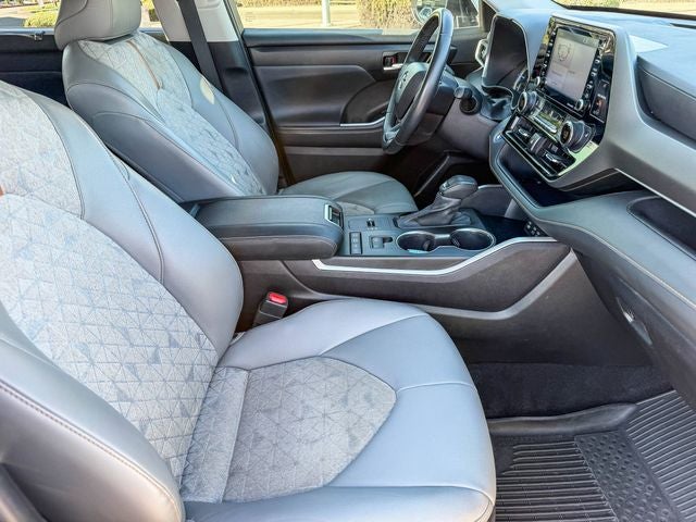 2022 Toyota Highlander Hybrid Bronze Edition